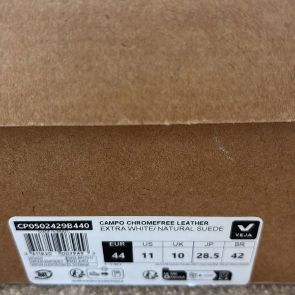 Veja Men's White and Gray Sneakers - Picture 6 of 6